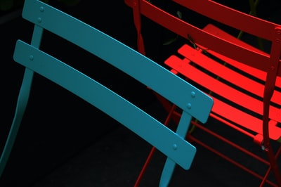 蓝红色钢椅